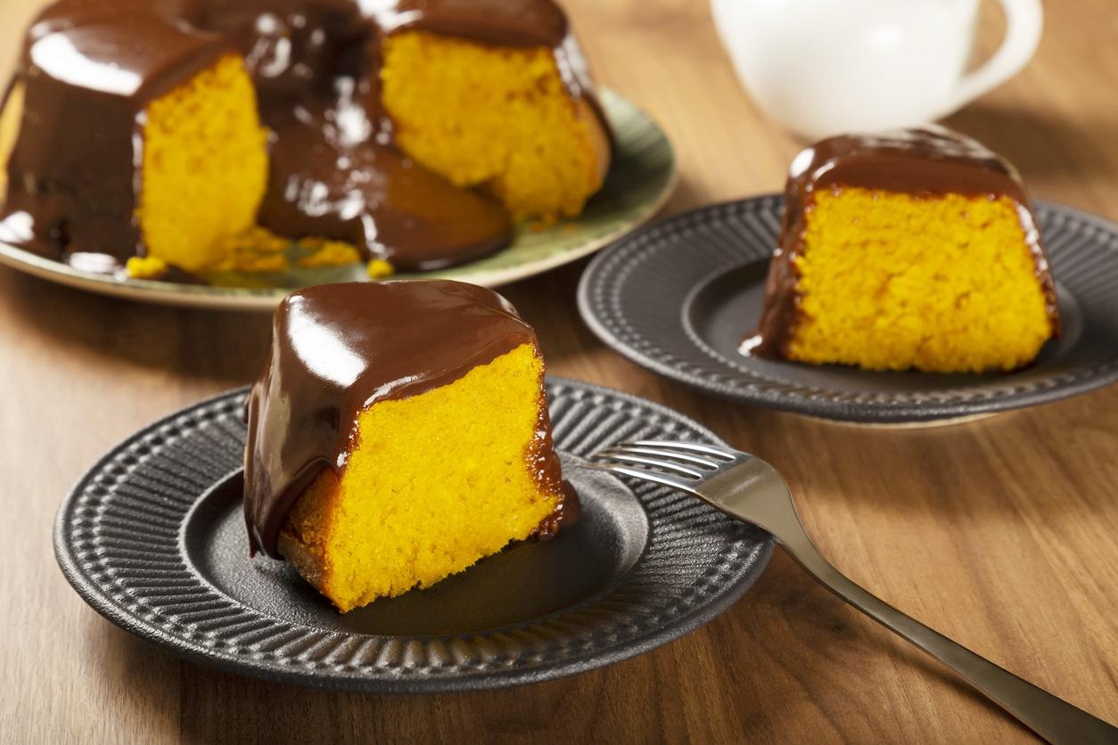 Aprenda a fazer bolo de cenoura com canela