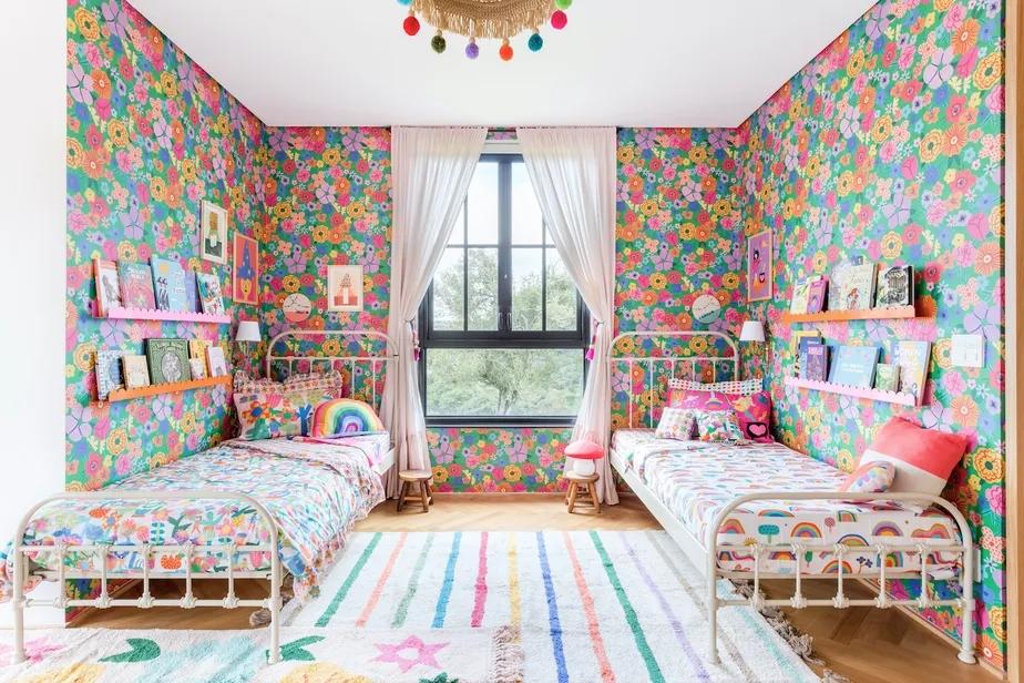 Irmãs ganham quarto vintage super colorido e repleto de cantos de brincar
