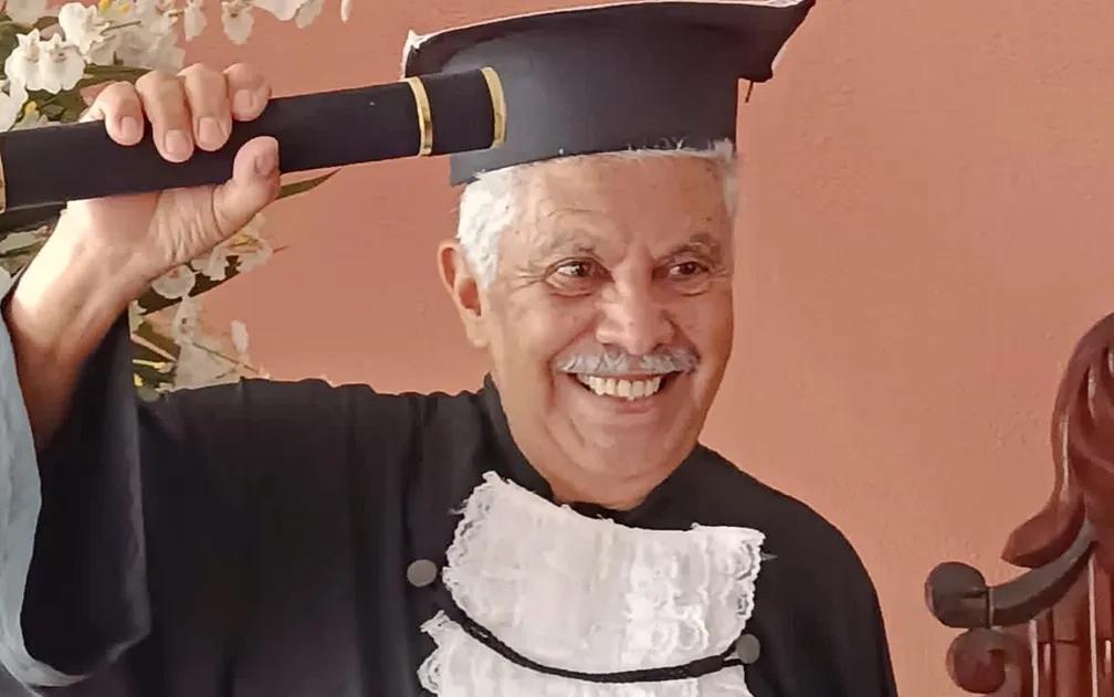 'Mãe, eu formei!': Idoso viraliza ao ir até mãe, de 97 anos, usando beca e com diploma em MG