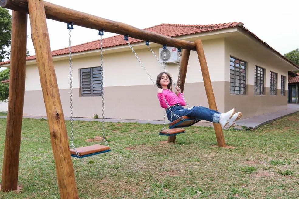 Menina de 8 anos empreende e vende pulseiras para construir parquinho em escola