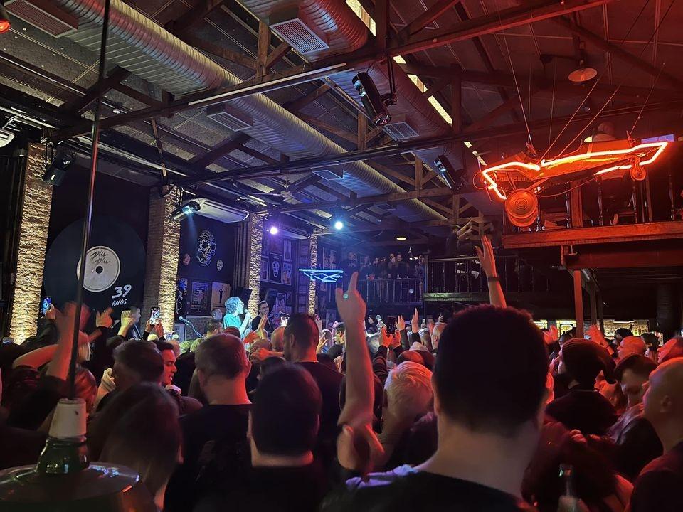 Café Piu Piu: O Refúgio Charmoso da Resistência Cultural