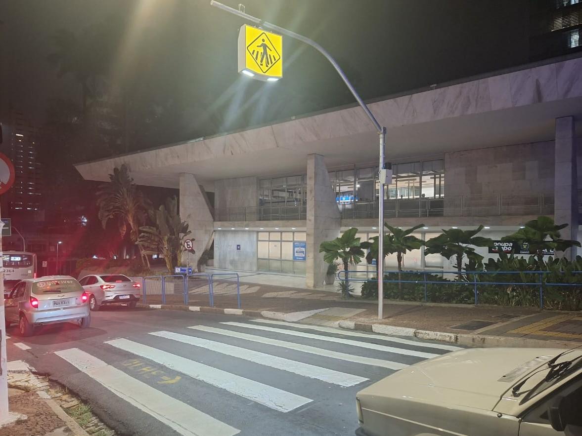 CAMPINAS: Cruzamento da Benjamin Constant recebe primeira luminária para travessia de pedestres