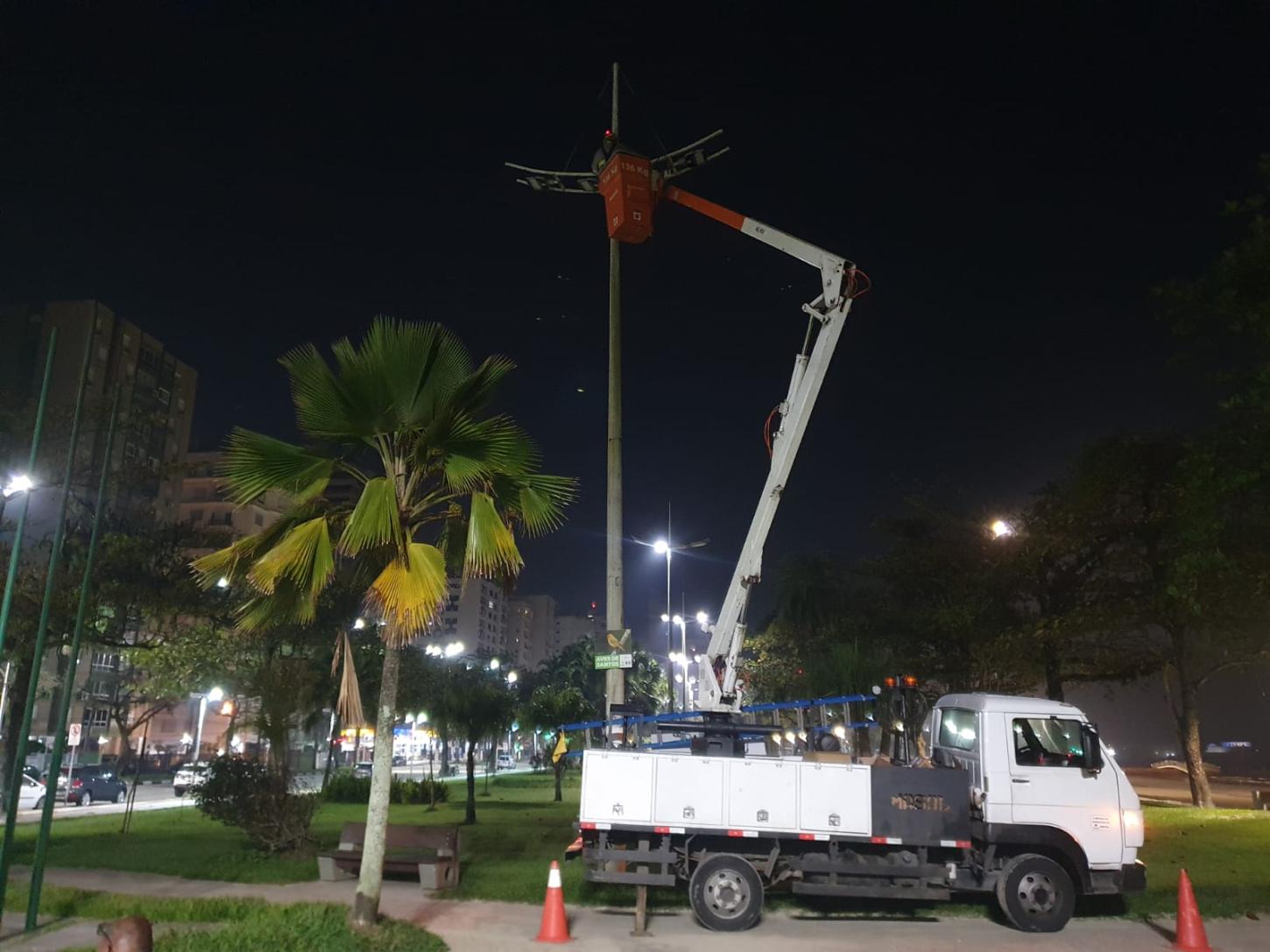 SANTOS - Cidade troca três mil lâmpadas para deixar orla mais luminosa e segura