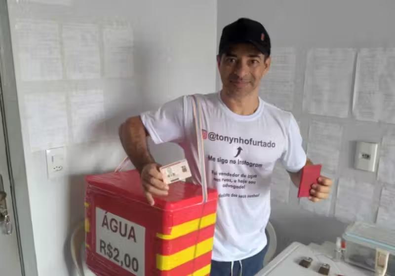 Homem que pagou curso de Direito vendendo água nas ruas se forma na faculdade