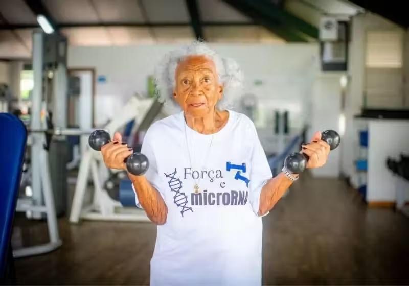 Idosa de 93 malha 2 vezes por semana e vai de ônibus para a academia