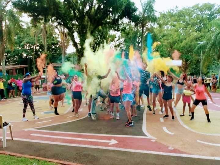 SANTOS - Bloquinho de Carnaval anima ponto turístico de Santos no domingo