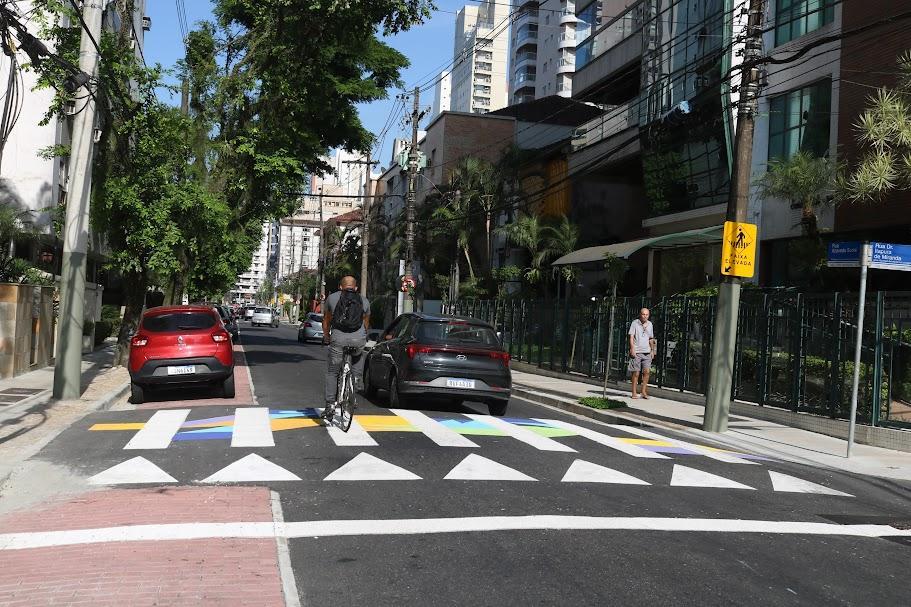SANTOS - Rua do Boqueirão, em Santos, começa a ganhar nova identidade visual