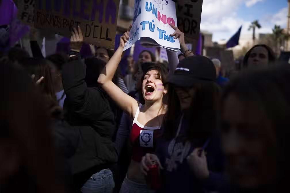 Manifestações pelo Dia Internacional da Mulher tomam ruas de cidades pelo mundo