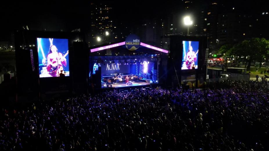 SANTOS - Pitty ‘equaliza’ 50 mil pessoas na Praia do Gonzaga, em Santos