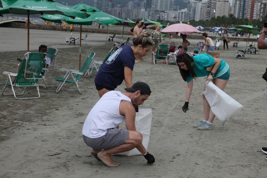 SANTOS - Ação de limpeza retira mais de 4 mil resíduos de praia de Santos
