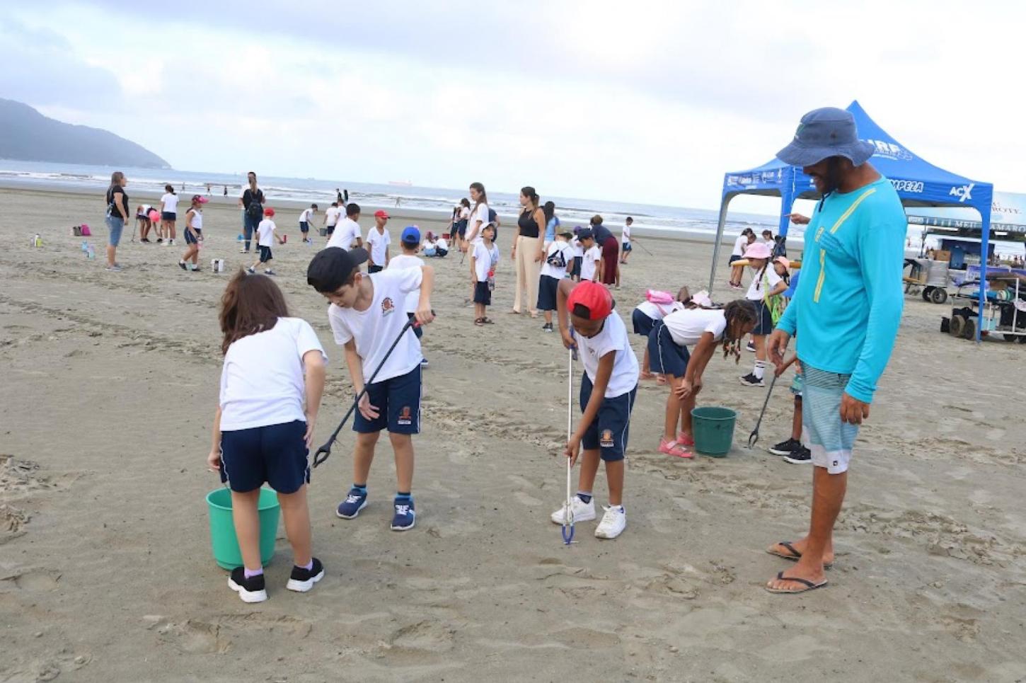 SANTOS - Alunos de escola municipal se unem para retirar lixo da praia de Santos
