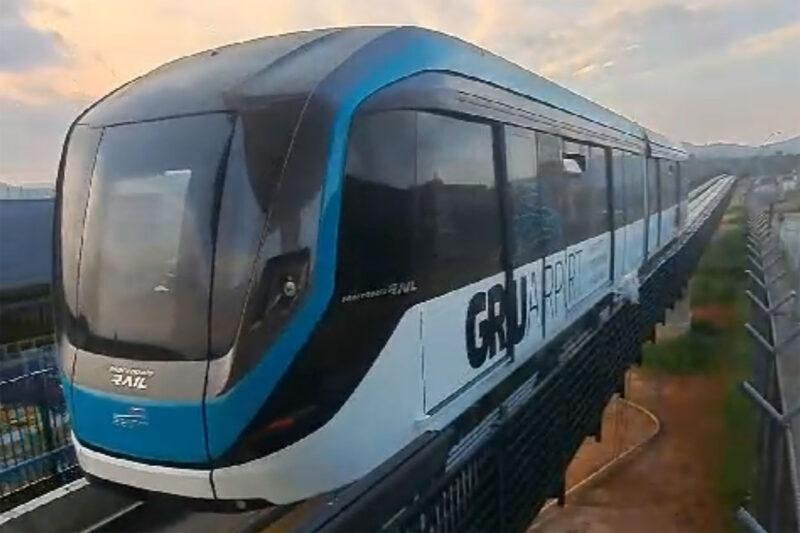 Veículo do People Mover da GRU Airport aparece em vídeo em breve movimento na via.