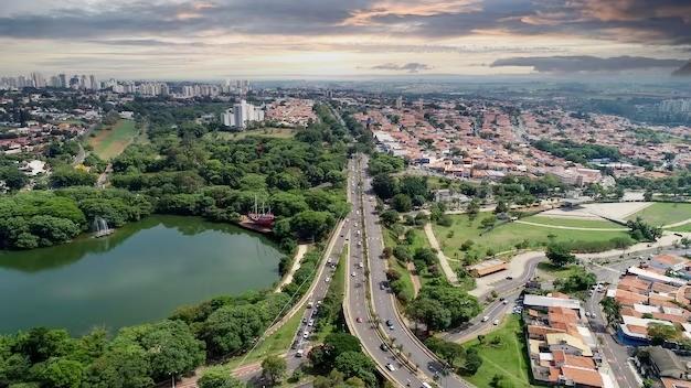 Campinas com suas avenidas e parques: Um Exemplo de Arborização Urbana no Brasil