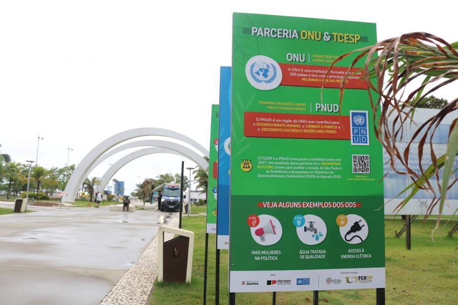 Novo Quebra-Mar de Santos recebe totens sobre o desenvolvimento sustentável