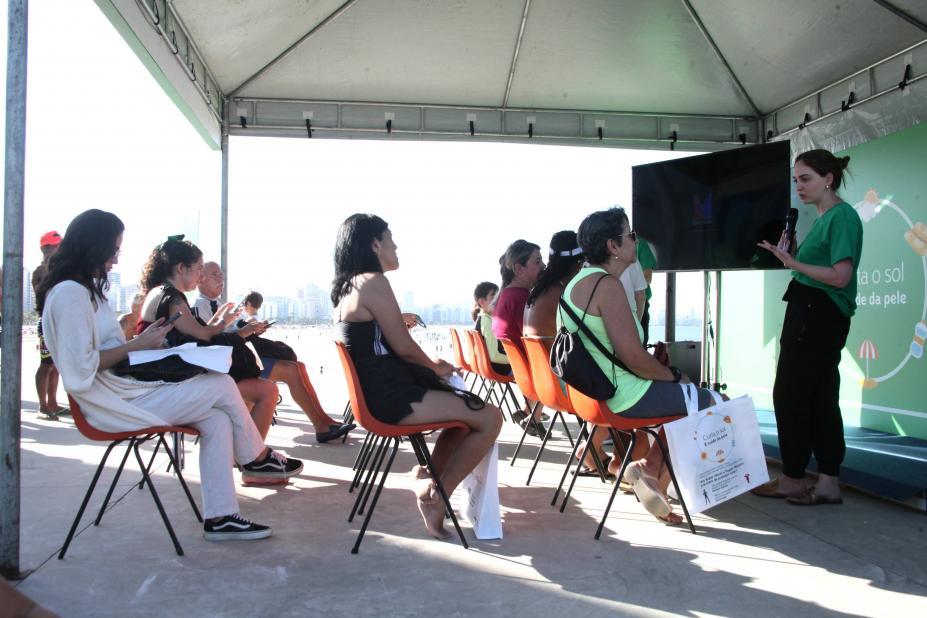 SANTOS - Ação orienta sobre câncer de pele e identifica 39 casos suspeitos no Novo Quebra-Mar, em Santos