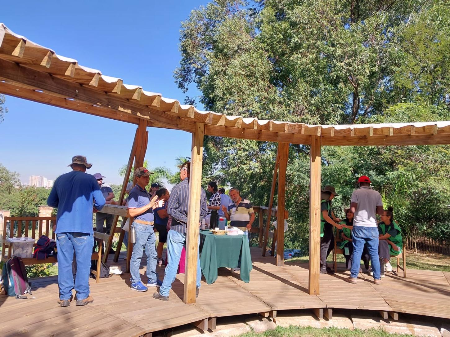 SOROCABA - Clube de Jardinagem faz manutenção de mudas de árvores da rua que dá acesso ao Jardim Botânico