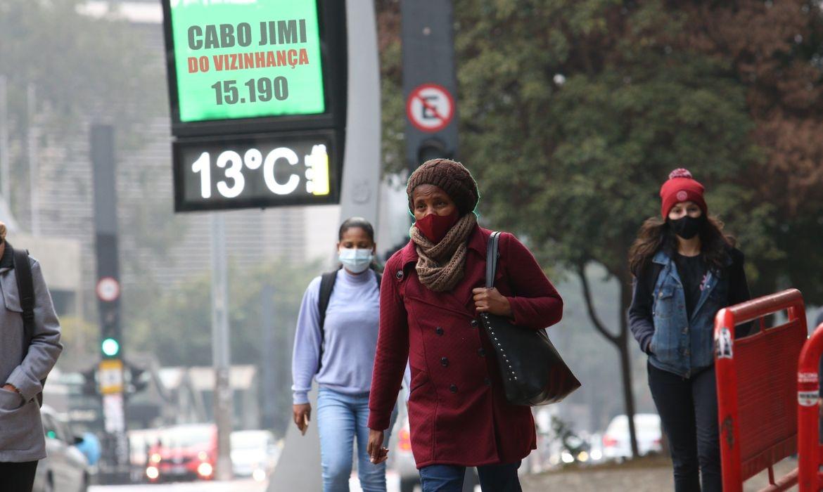 Chegada de frente fria derruba temperaturas e traz chuva para São Paulo: Capital e regiões do estado devem enfrentar dias gelados com mínimas de até 9°C