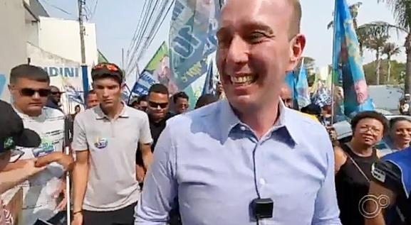 Rodrigo Manga destaca segurança como prioridade em caminhada pela zona oeste de Sorocaba