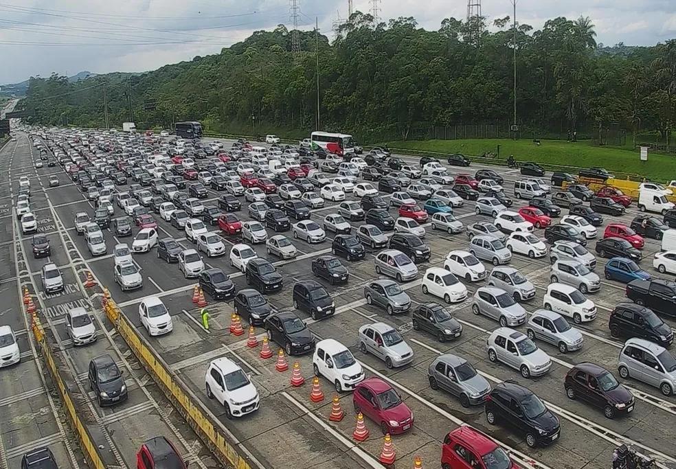 Motoristas Enfrentam Longas Filas na Rota para a Baixada Santista