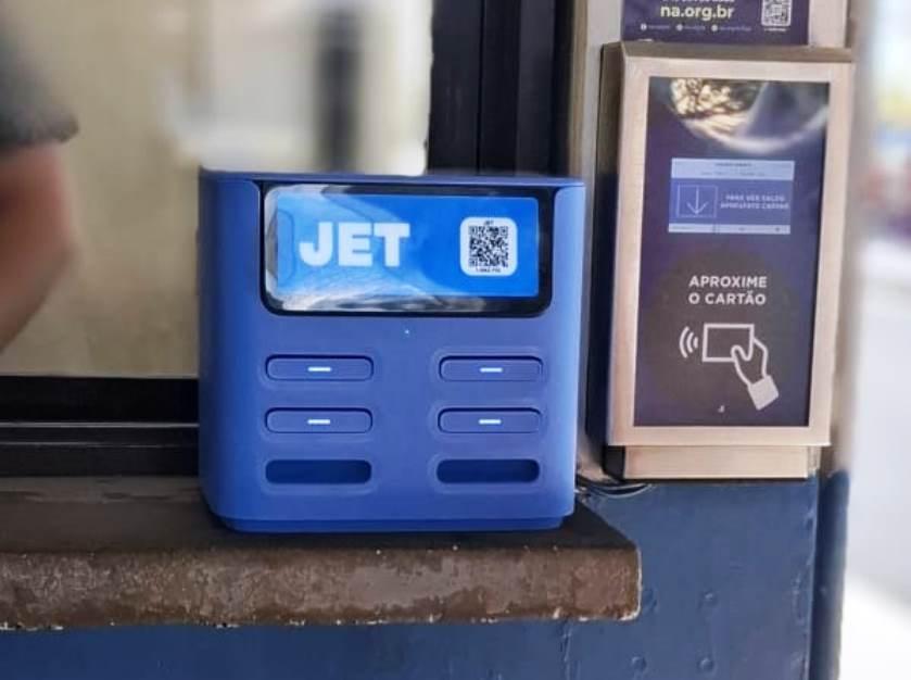 Estações com carregador portátil grátis de celular estão disponíveis em três terminais de ônibus
