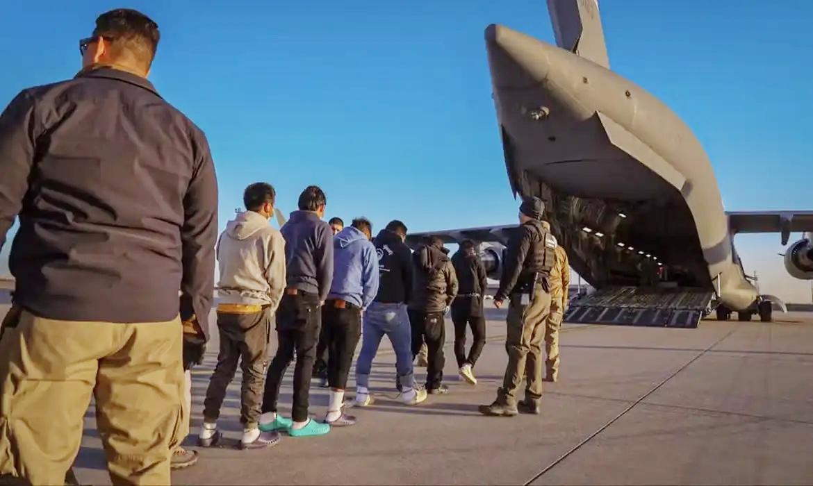 Governo brasileiro pede retirada de algemas de deportados dos EUA