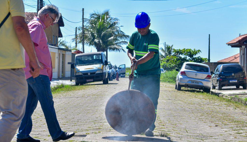 Sabesp realiza testes com fumaça e corante para identificar ligações irregulares no litoral paulista
