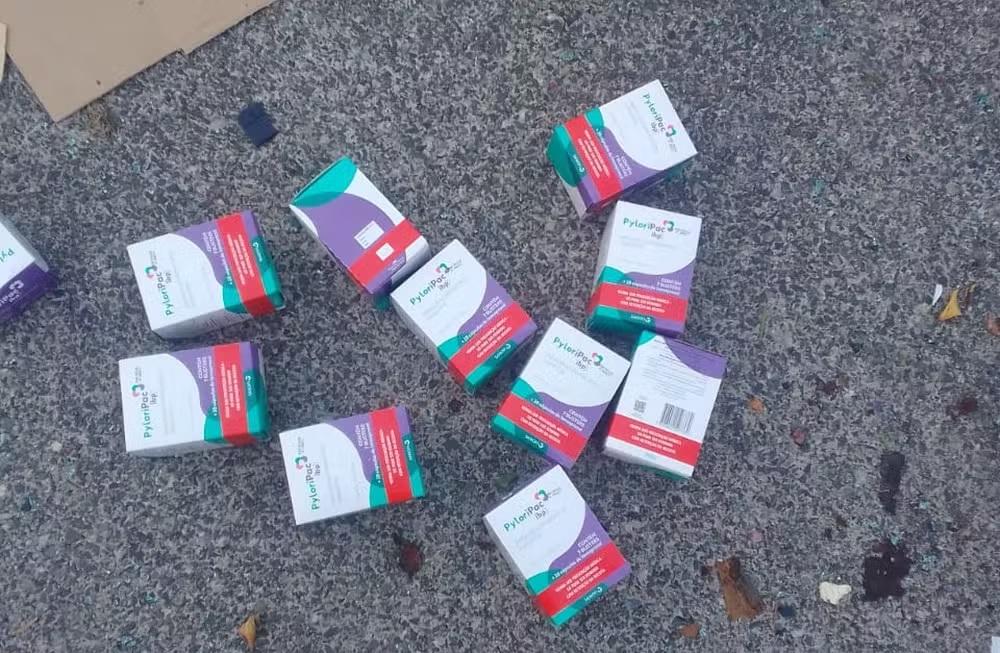 Moradora flagra descarte irregular de antibióticos em lixo próximo a unidade de saúde em Sorocaba