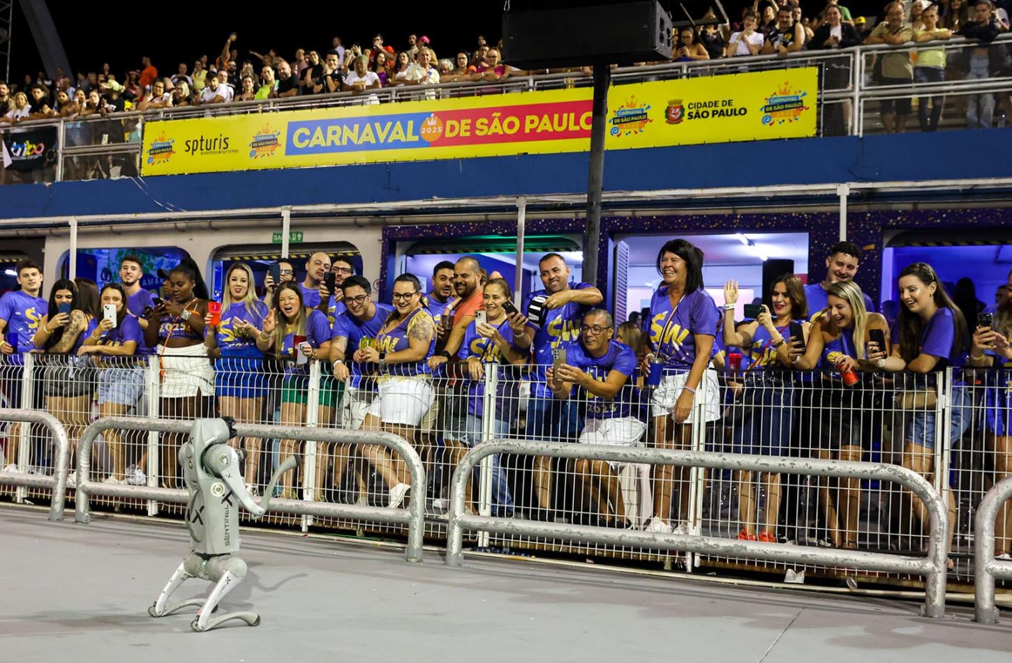 Além de identificar foragidos, Smart Dog levanta o público no Anhembi e ganha fãs no Ibirapuera