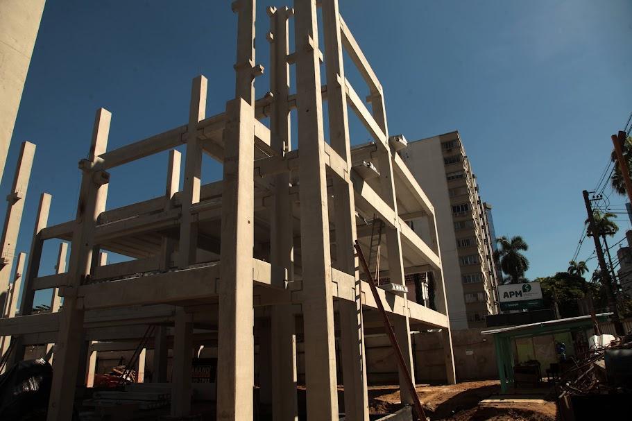 Com estrutura já aparente, futura escola Rei Pelé vai ganhando forma em Santos