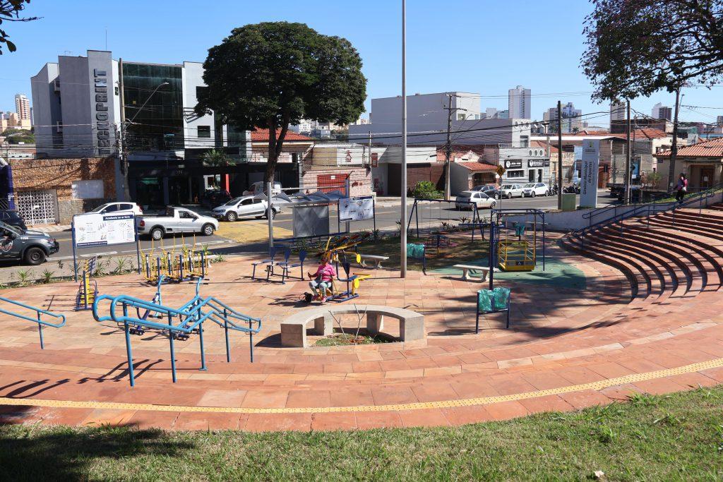 Prefeitura de Sorocaba entrega a implantação de academia ao ar livre e playground na Vila Hortência