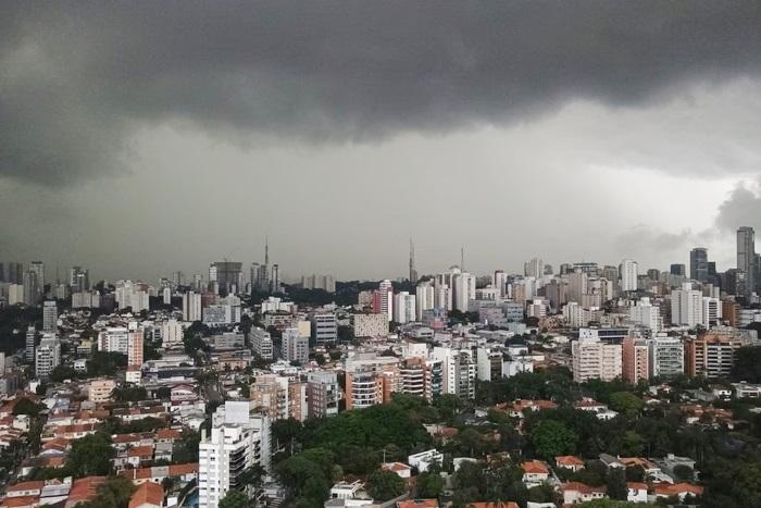 Frente fria avança sobre São Paulo com ventos fortes, queda de temperatura e alerta da Defesa Civil