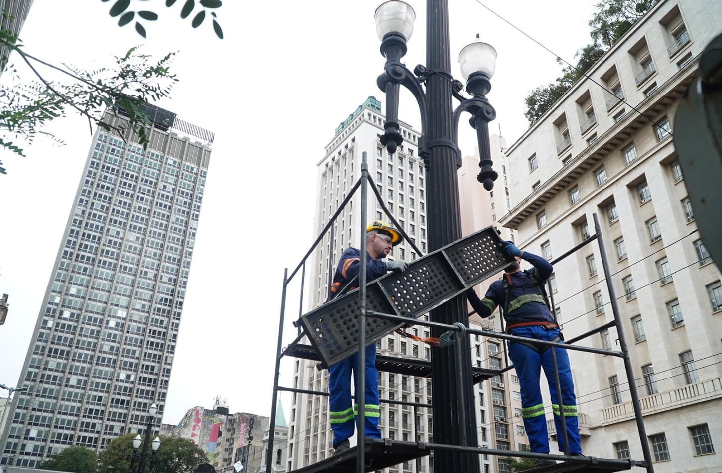 Prefeitura restaura postes históricos do Centro com tecnologia 3D e técnicas artesanais para preservar a memória de São Paulo