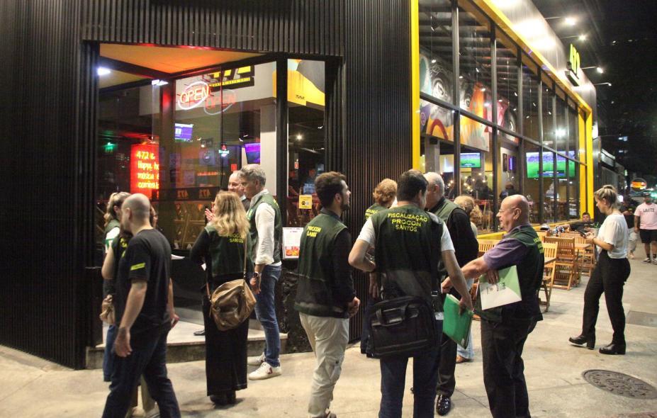 Blitz educativa em Rua Gastronômica de Santos reforça medidas de proteção à mulher