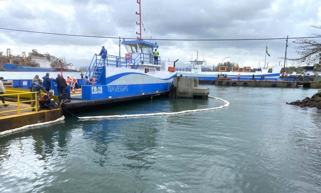Simulado na travessia Santos-Guarujá testa resposta a vazamento de óleo no mar