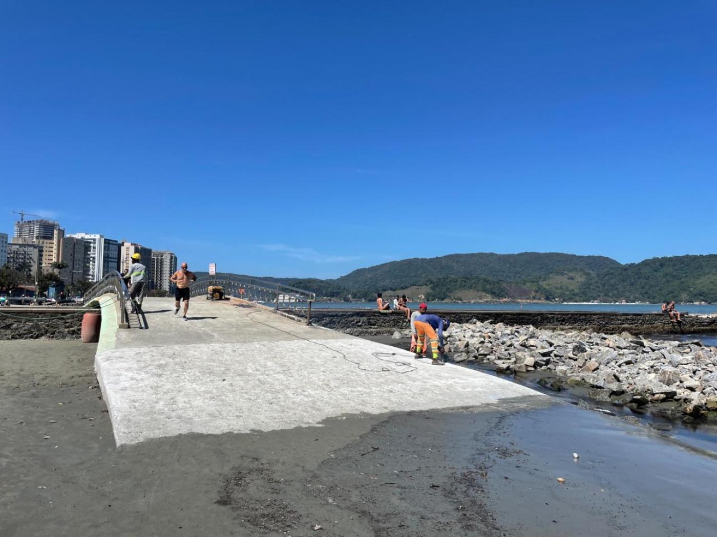 Terminam as obras de prolongamento da passarela sobre o Canal 6, em Santos