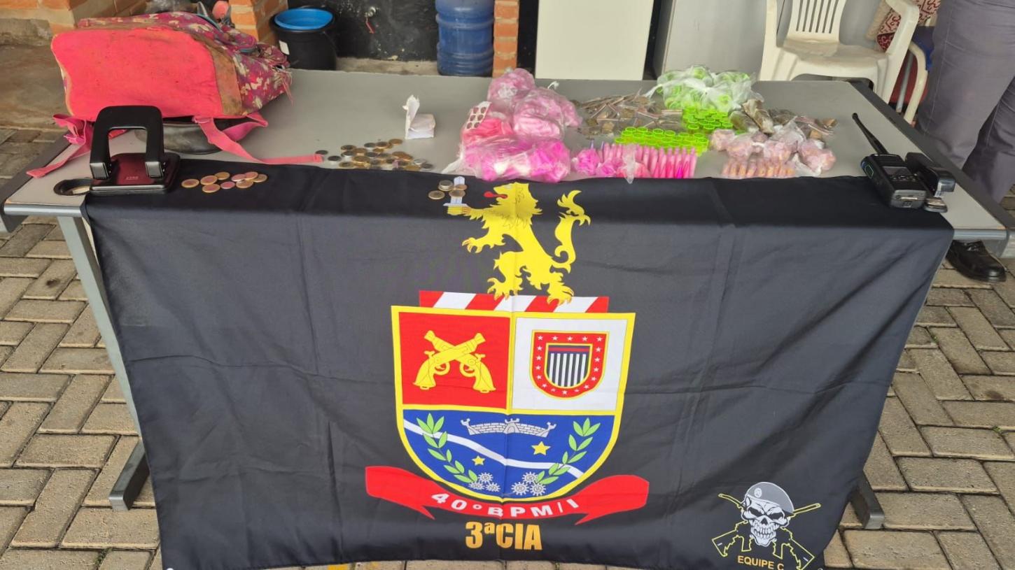 🚨 Grande Apreensão de Drogas em Araçoiaba da Serra: PM Retira Quase Mil Porções de Circulação