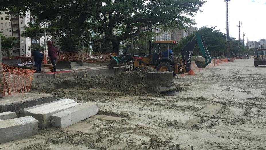 Calçadão da orla de Santos recebe estacas para garantir mais estabilidade