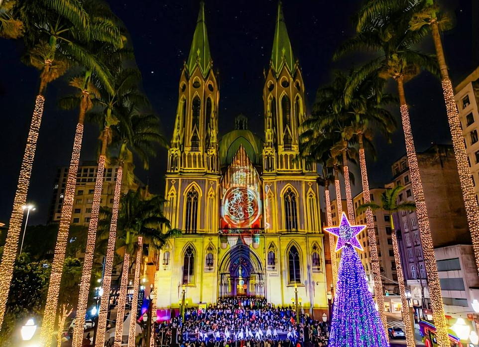 Natal iluminado espalha luzes por toda a cidade e programação gratuita inclui coral, música, árvores gigantes e pista de patinação no gelo