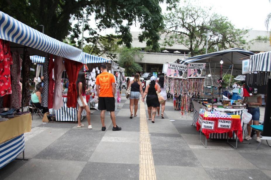 Economia criativa entra no clima da folia com feiras em horários especiais em Santos