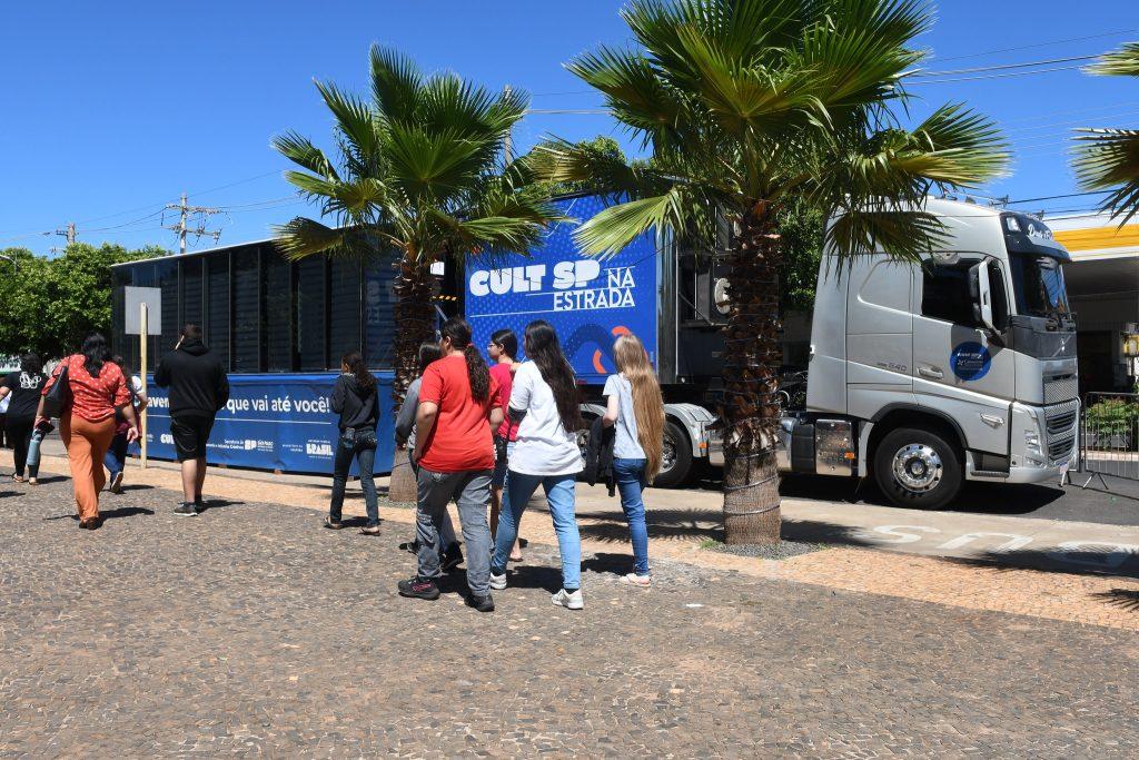 Carreta do Museu Catavento leva cultura e ciência para Santos