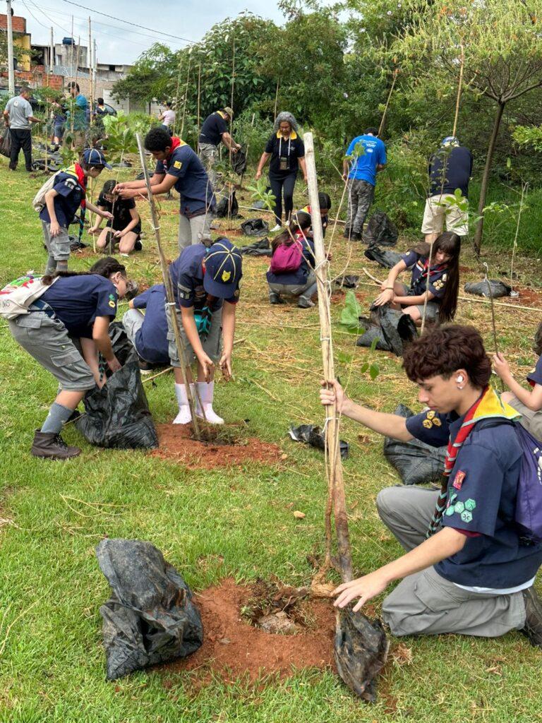 Prefeitura de Sorocaba e Rotary Club realizam plantio de 121 árvores nativas no Éden
