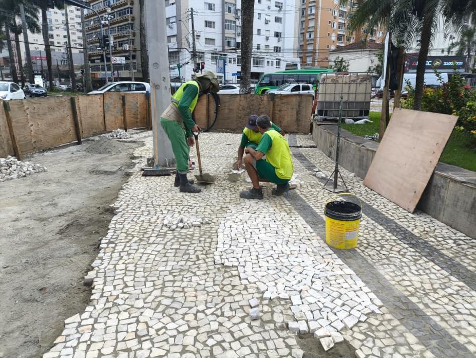 Obras na Praça da Independência, em Santos, avançam com apoio do Patrimônio Histórico