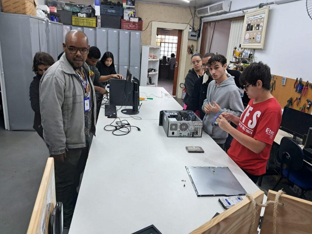 Curso de Assistente de Tecnologia da Informação promove aula prática no Metareciclagem