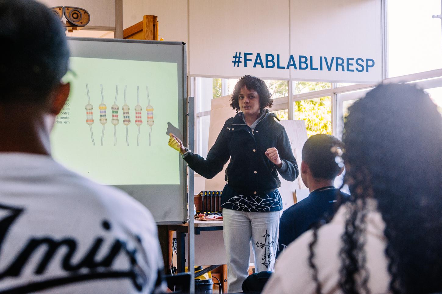 Curso gratuito da Prefeitura abre vagas com bolsa de R$ 838 para jovens terem especialização tecnológica nos Fab Labs