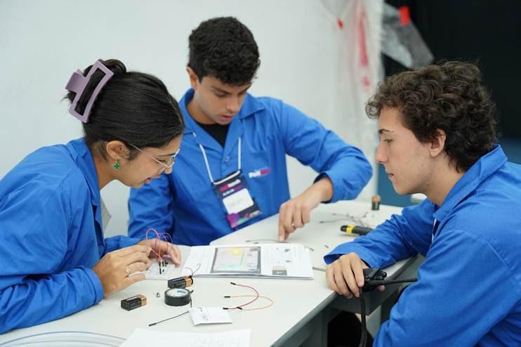 Estudantes transformam teoria em soluções reais e constroem cidade inteligente durante imersão