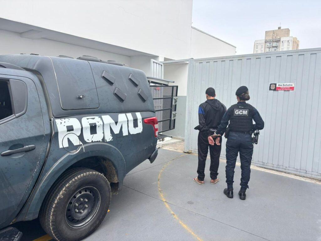 GCM prende suspeito por tráfico e recolhe 383 porções de drogas no Jardim Zulmira