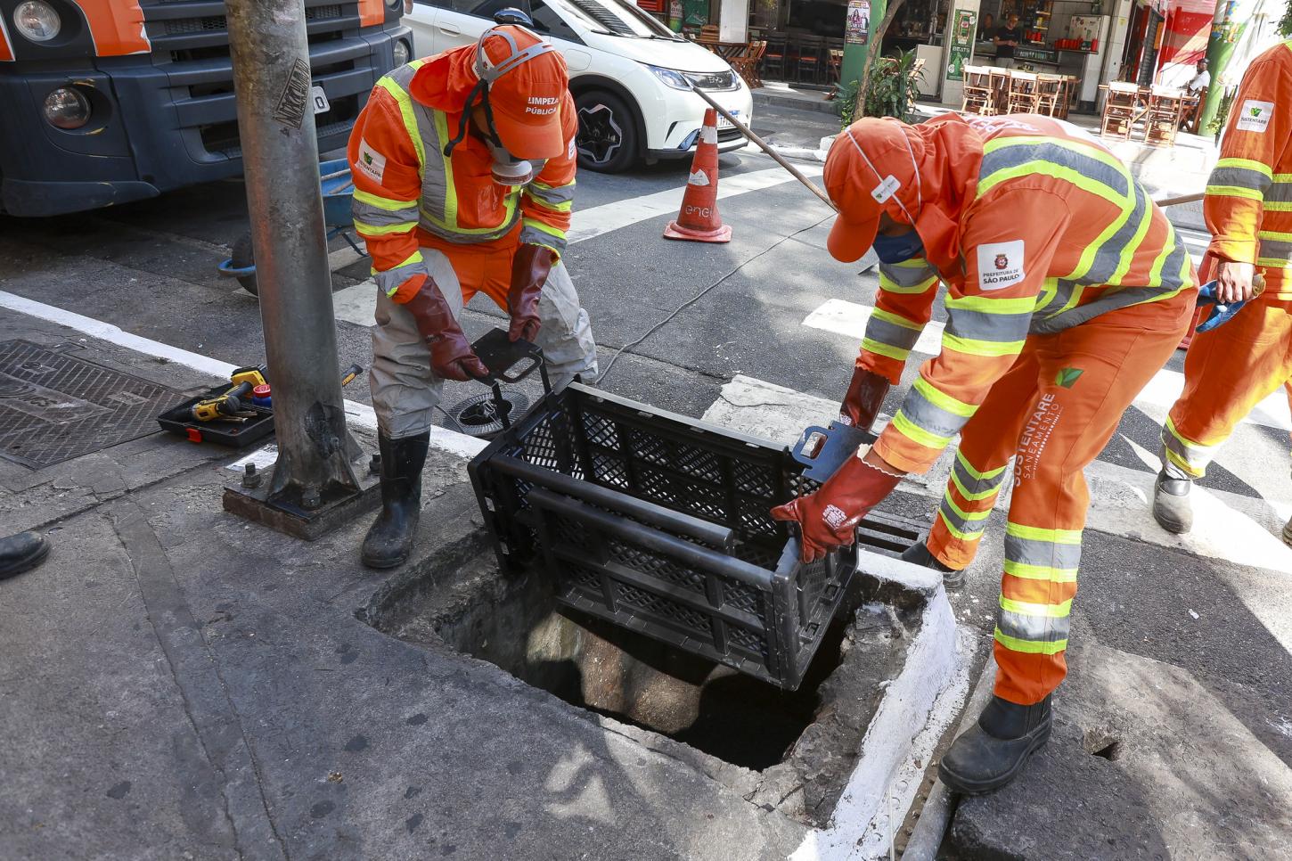 Prefeitura reforça combate a enchentes com ‘bueiros ecológicos’ para evitar obstrução das galerias
