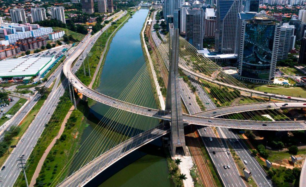 Limpeza do Pinheiros ganha reforços com novas embarcações e aumento de até 20% na coleta do lixo flutuante