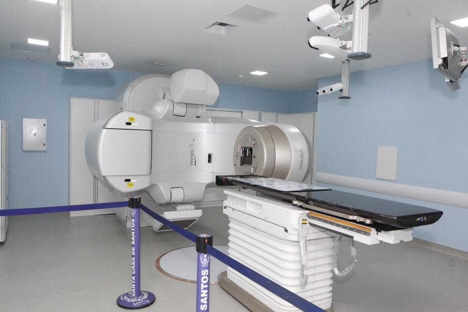Novo equipamento em Santos vai dobrar tratamento com radioterapia