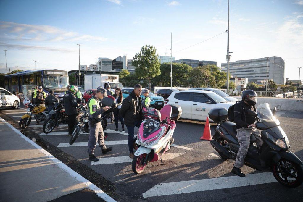 PM intensifica abordagens a motociclistas em operação contra roubos e furtos de veículos em SP